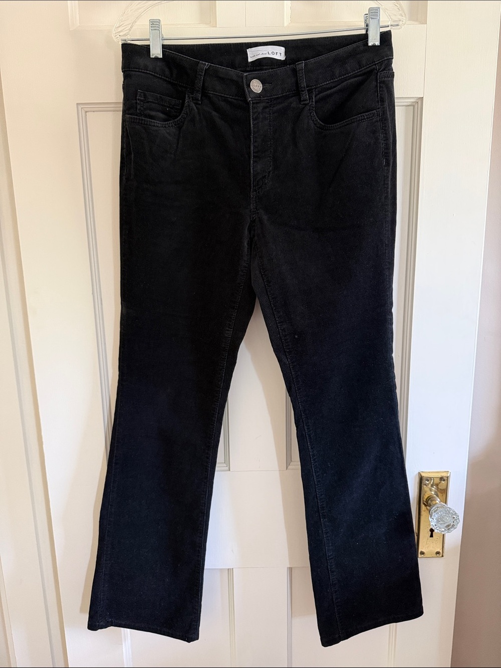 🐞Loft black curvy fit bootcut corduroy pants. Size 28/6.